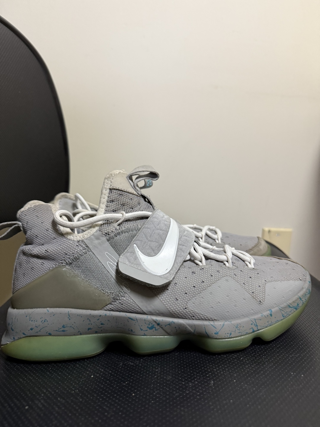 Nike LeBron Witness 5 Basketball Shoes - Size 8
