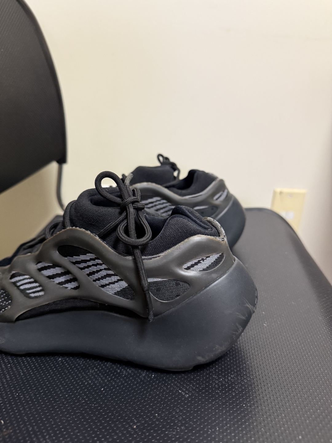 Adidas Yeezy 700 V3 size 8 - photo 2