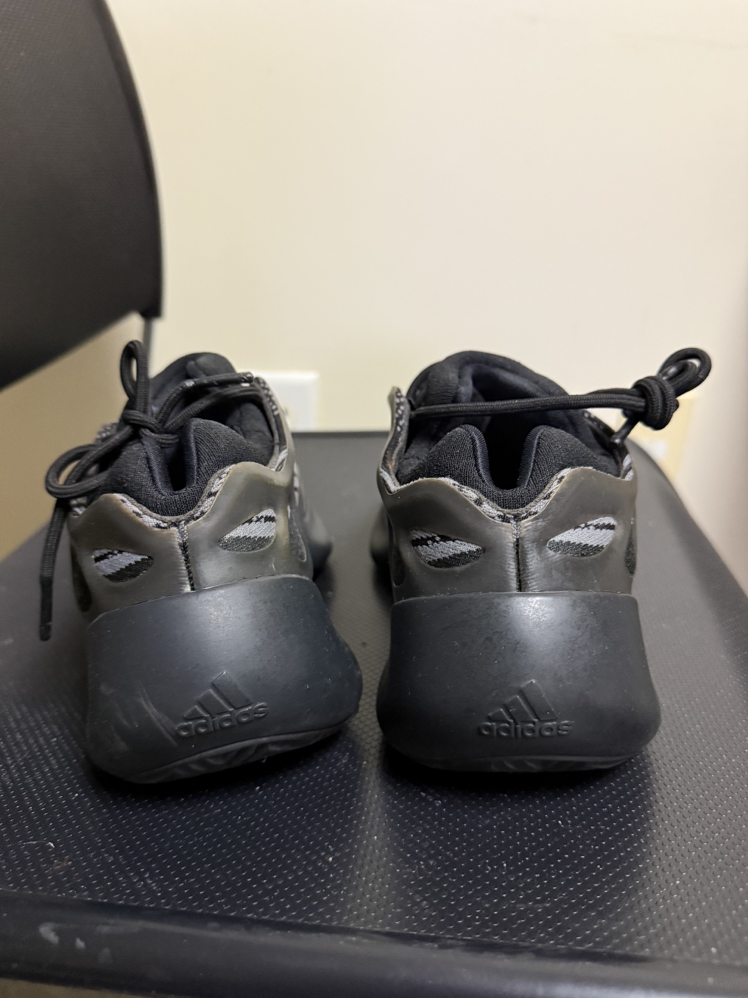 Adidas Yeezy 700 V3 size 8 - photo 3