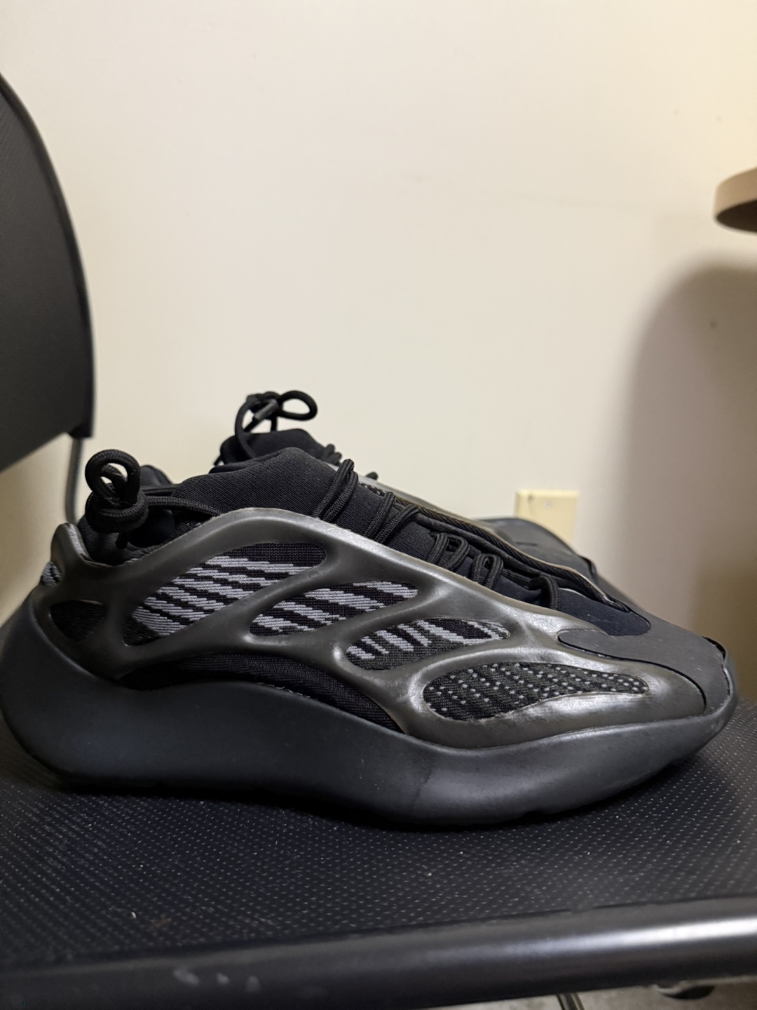 Adidas Yeezy 700 V3 size 8