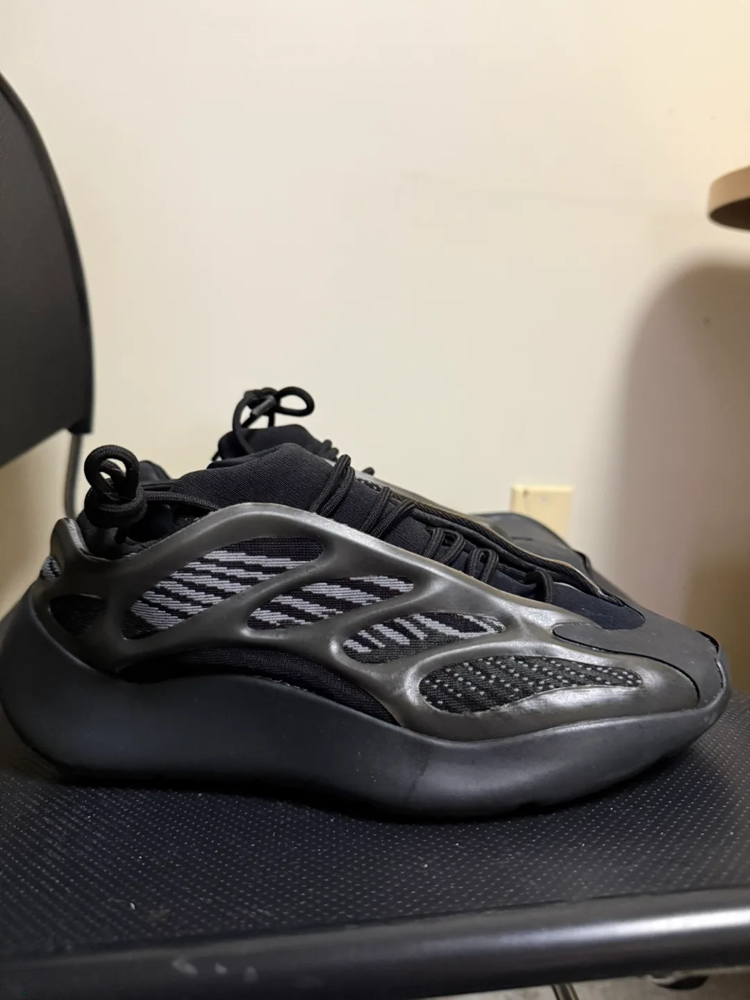 Adidas Yeezy 700 V3 size 8 thumbnail