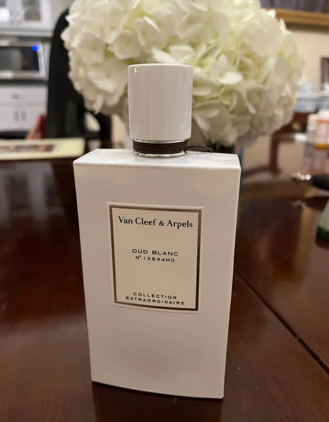 Van Cleef & Arpels Oud Blanc Perfume image indicator(3)