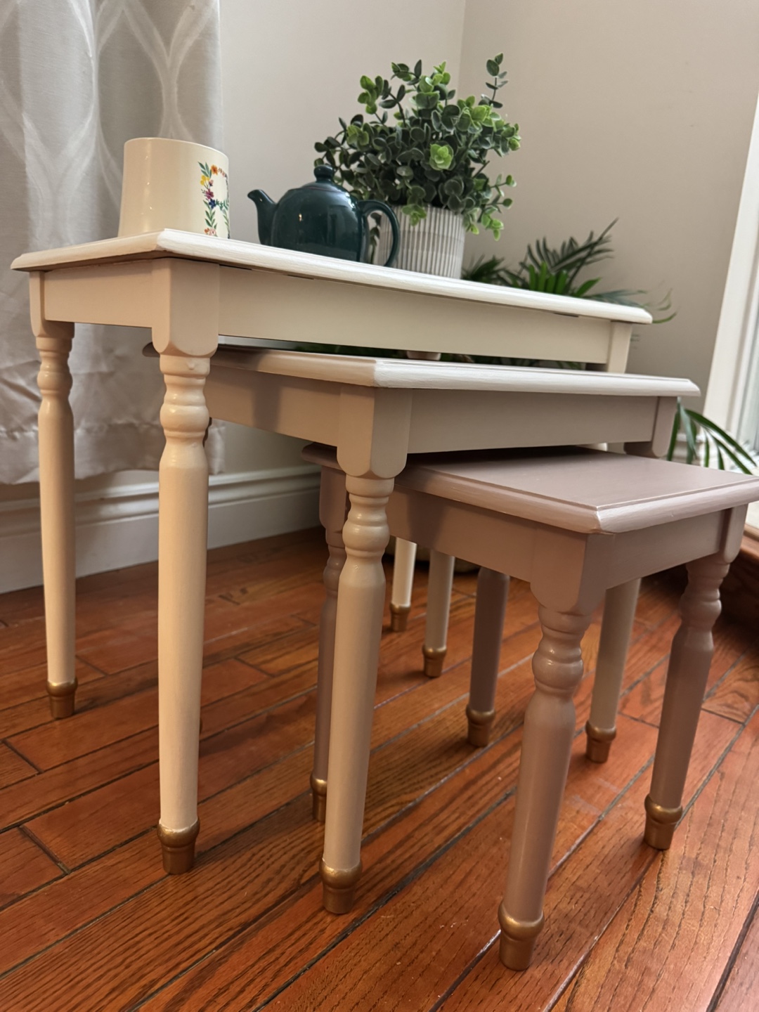 Nest of three painted tables - photo 3
