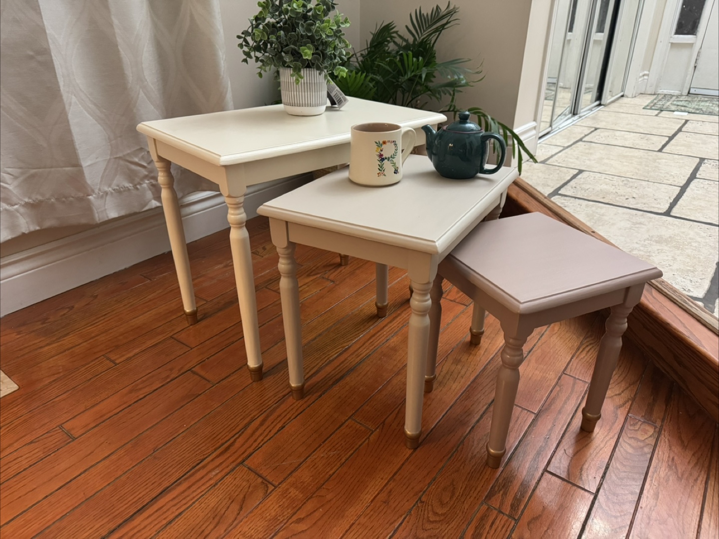 Nest of three painted tables - photo 2