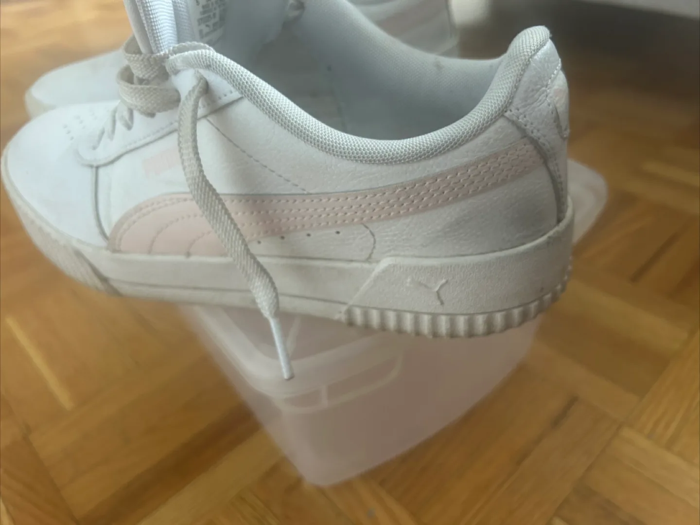 Women's Puma Carina size 7.5 image indicator(2)