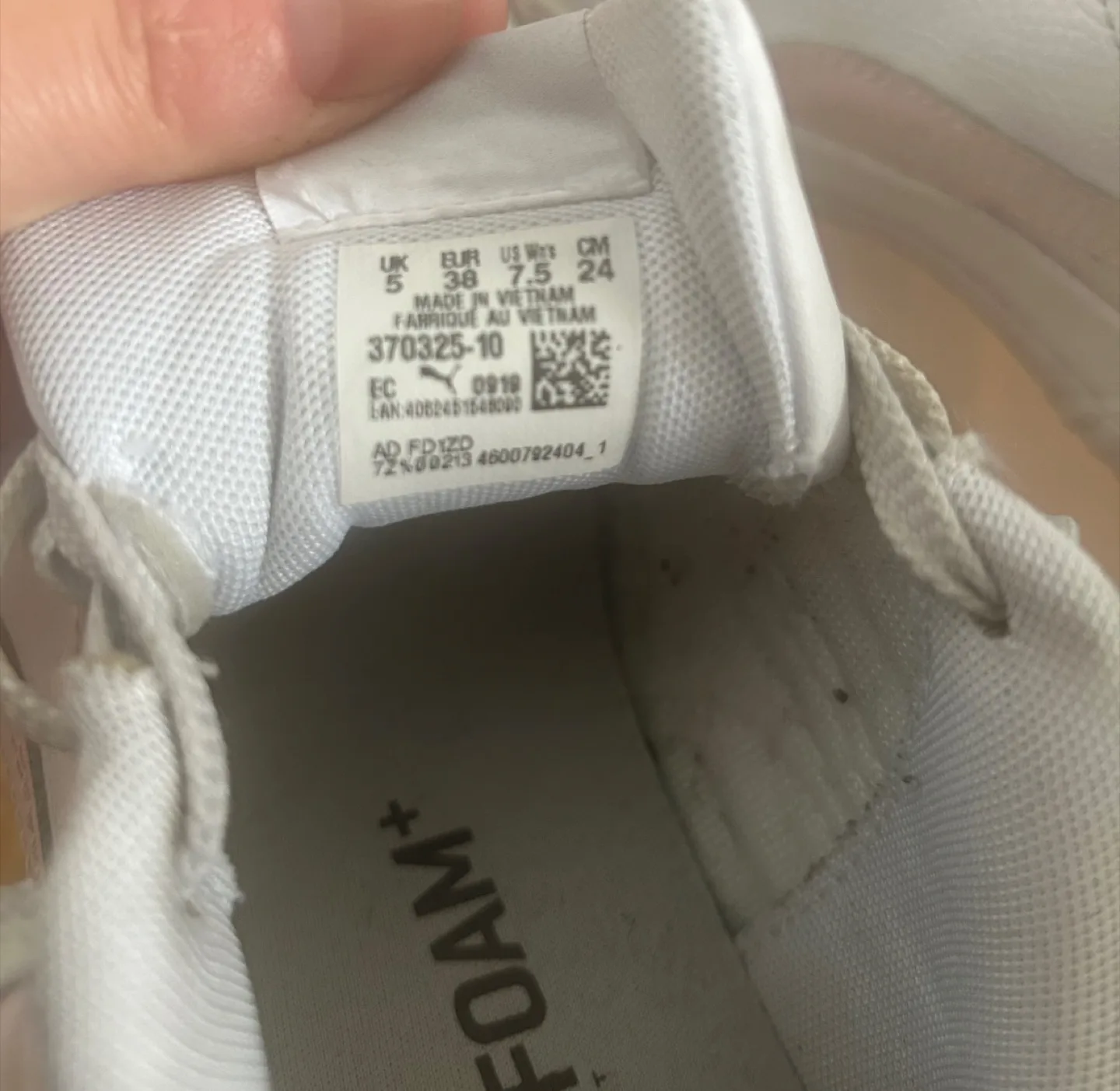 Women's Puma Carina size 7.5 image indicator(3)