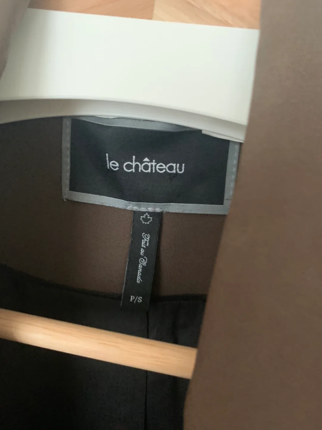 Le Chateau Olive Blazer made in 🇨🇦 Size Small image indicator(2)