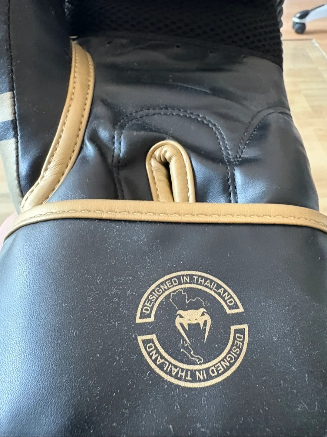 Venum Challenger 2.0 Gloves – Black & Gold image indicator(3)