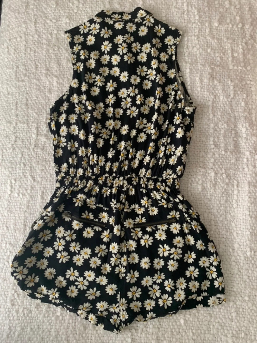 Forever 21 Black Daisy Print Romper🌼🧡🇨🇦 image indicator(4)