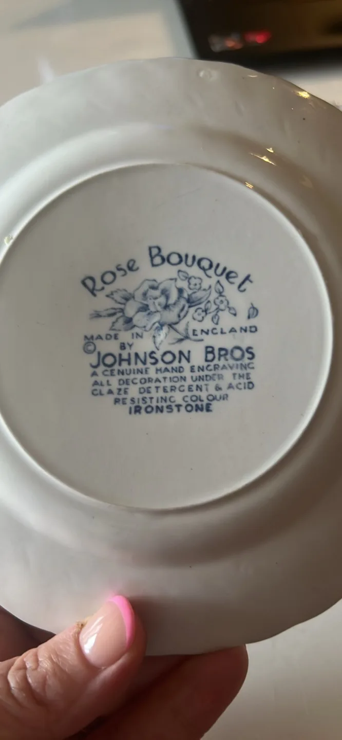 🧡Set of four Johnson Bros Rose Bouquet Dessert Plates image indicator(3)