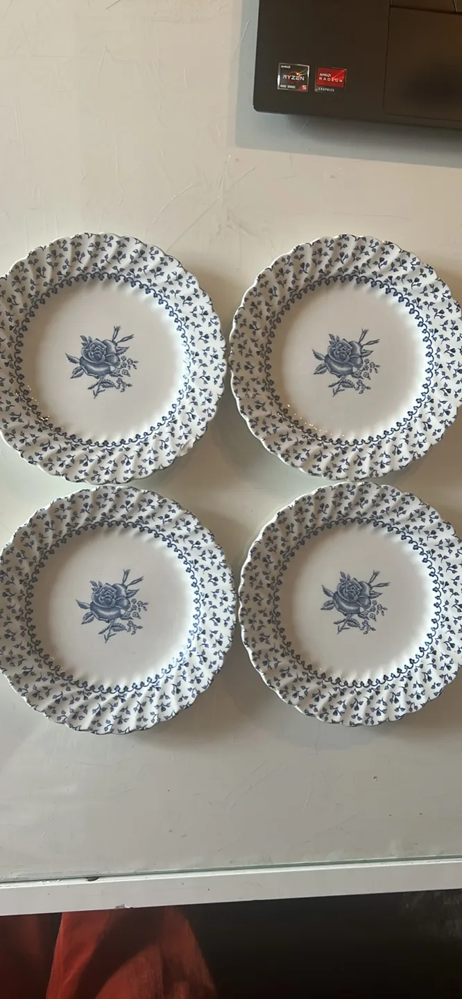 🧡Set of four Johnson Bros Rose Bouquet Dessert Plates image indicator(2)