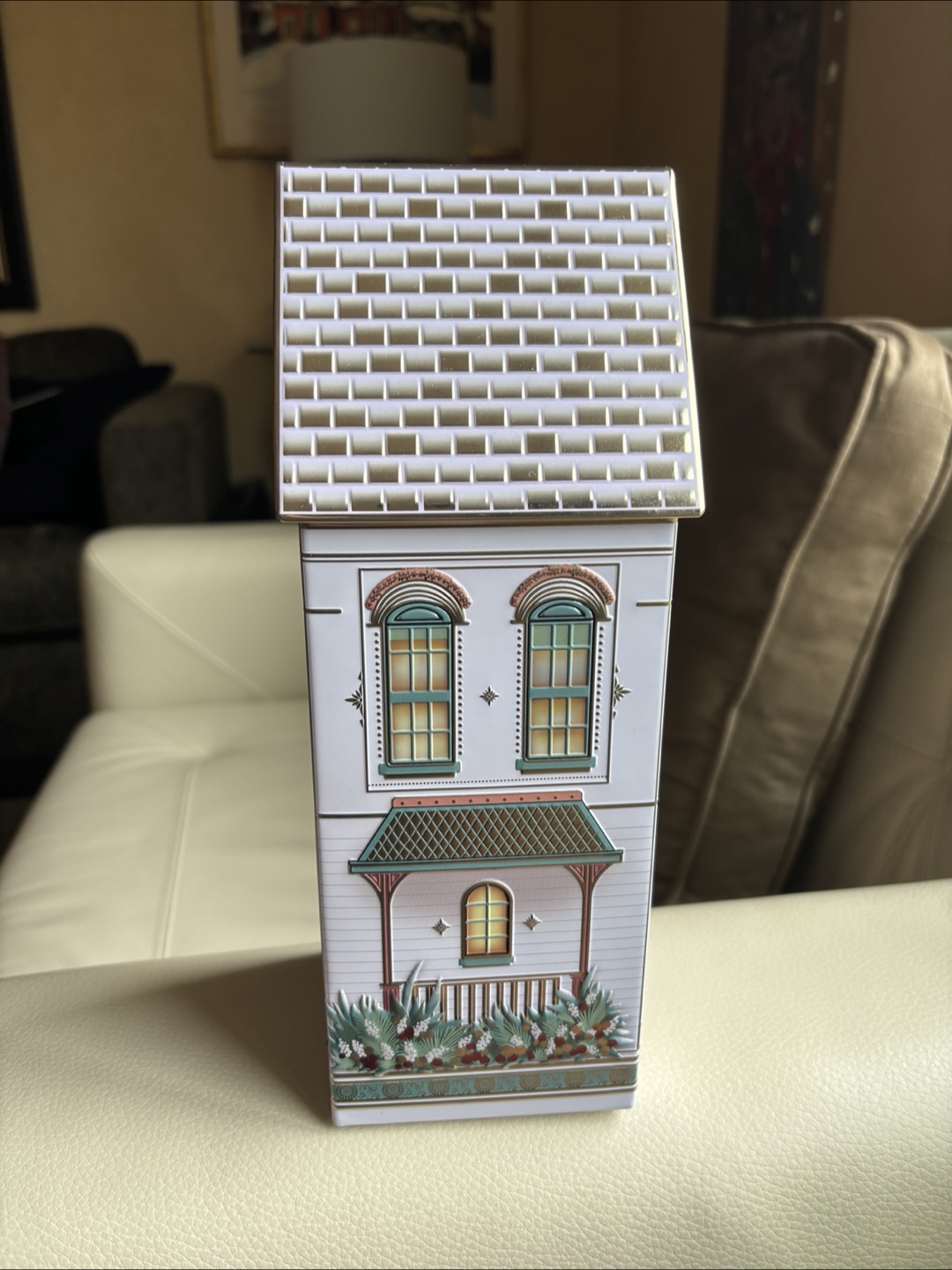 Charming House Shaped Tin Container - photo 2
