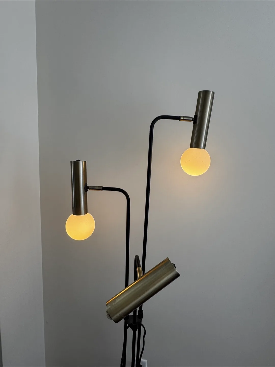 Mid-Century Three-Light Floor Lamp image indicator(2)