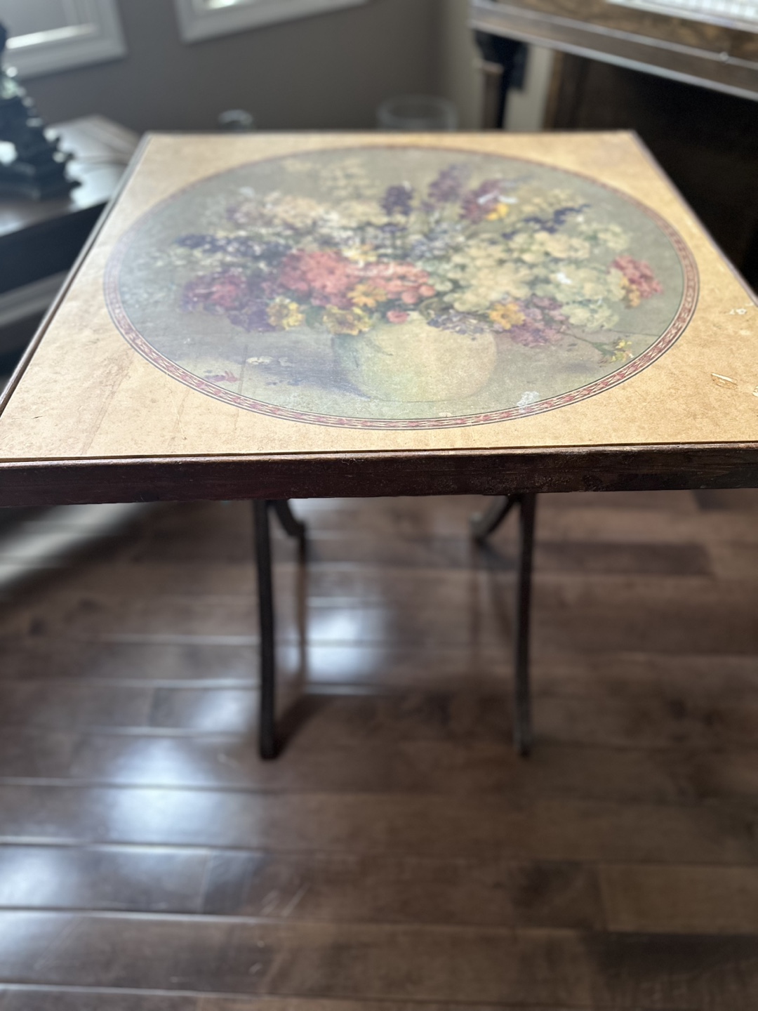 FREE - Vintage Floral-Top Occasional Table - photo 4