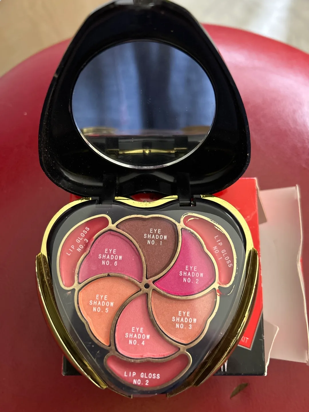 🧡  Vintage Heart-Shaped Makeup Kit image indicator(2)