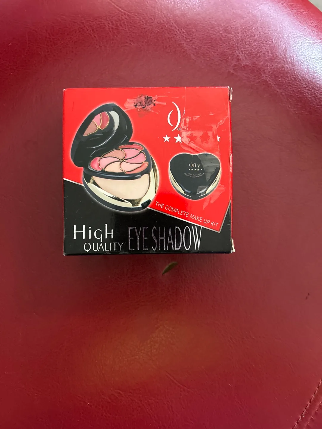 🧡  Vintage Heart-Shaped Makeup Kit