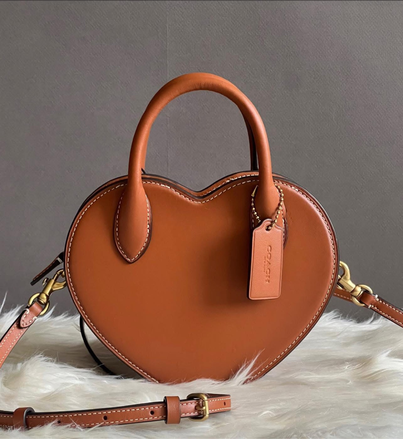 Brand new Coach Heart Bag in Regenerative Leather - photo 2