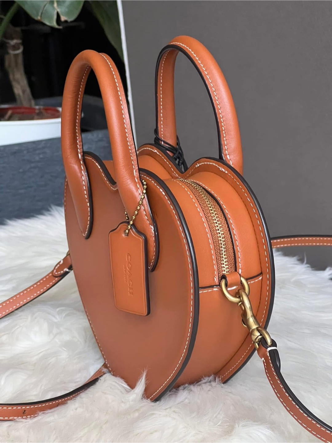 Brand new Coach Heart Bag in Regenerative Leather - photo 4