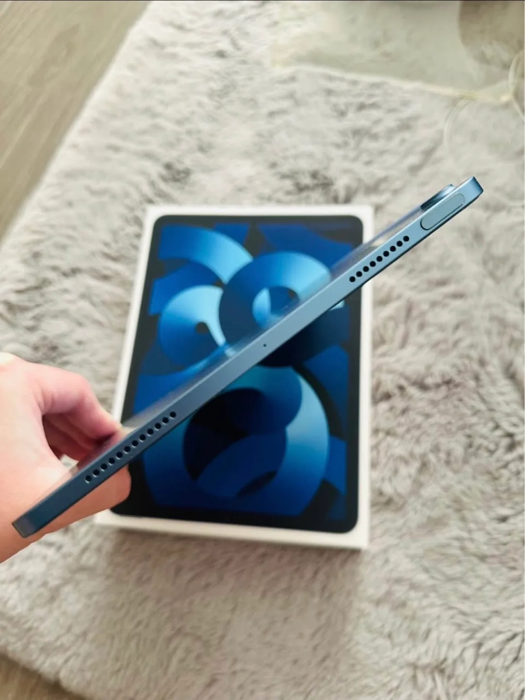 iPad Air 5th Generation - Blue - with Apple Pencil image indicator(6)