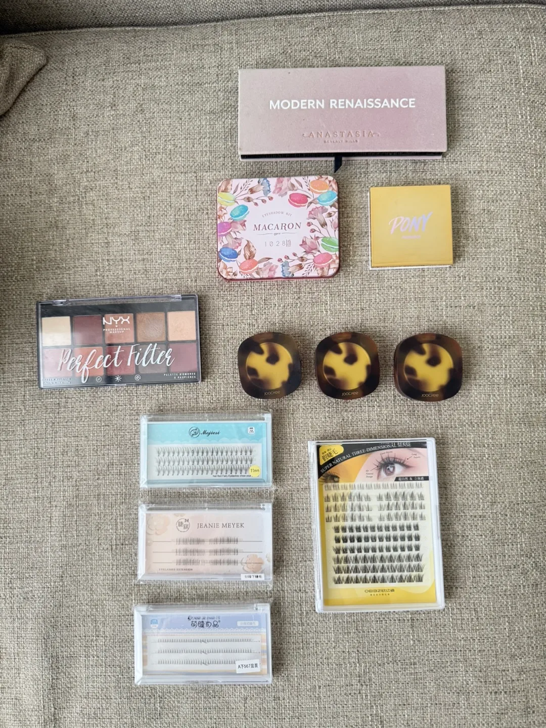 Makeup Bundle: Eyeshadow Palettes, Blush, Lashes thumbnail