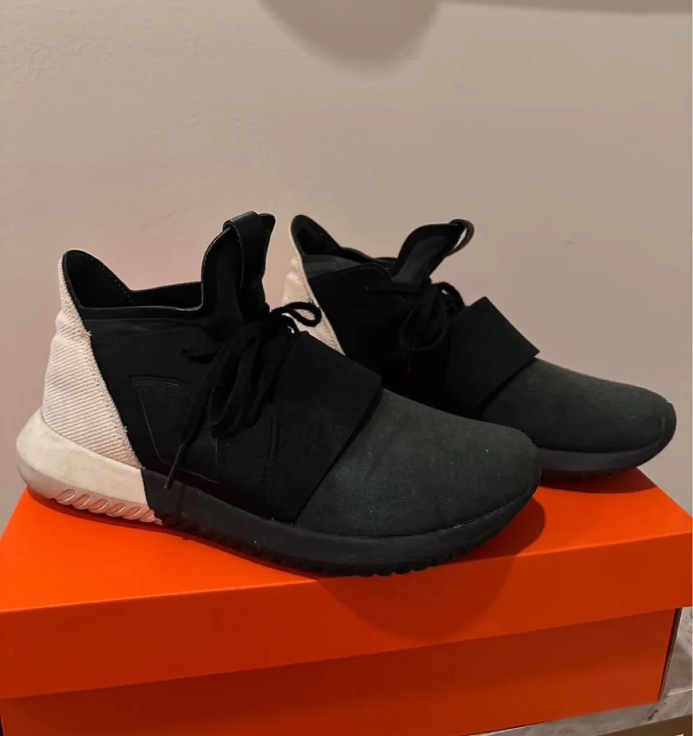 Adidas Sneakers thumbnail