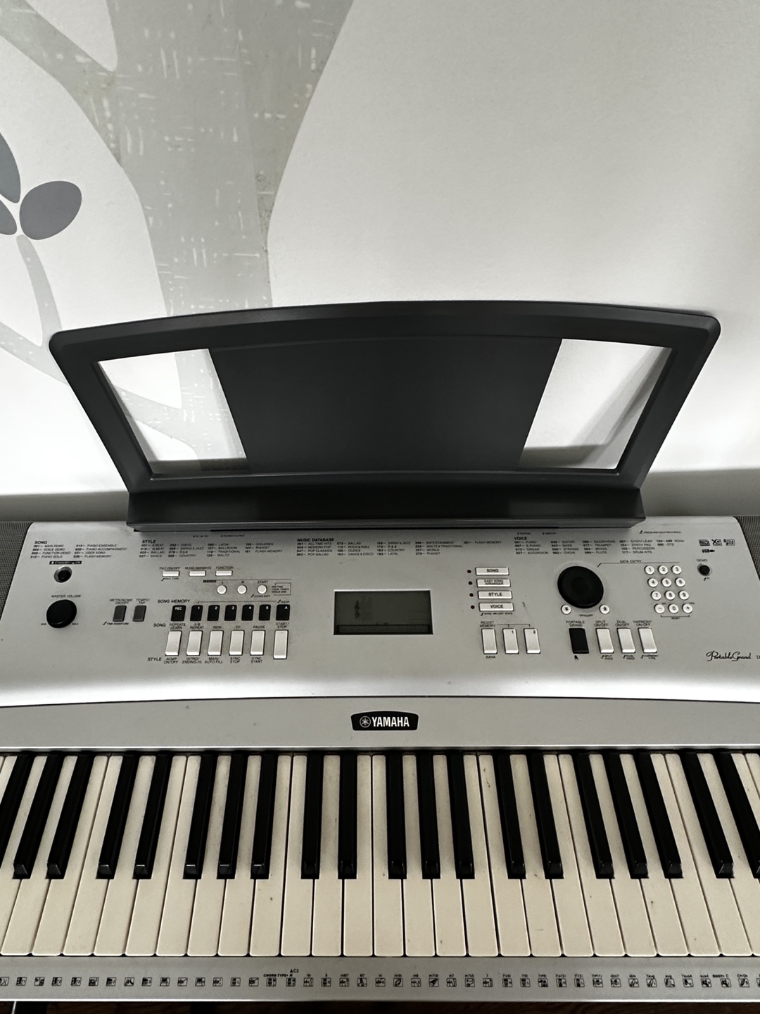 Yamaha PSR-E233 Keyboard with Stand and Pedals - photo 4