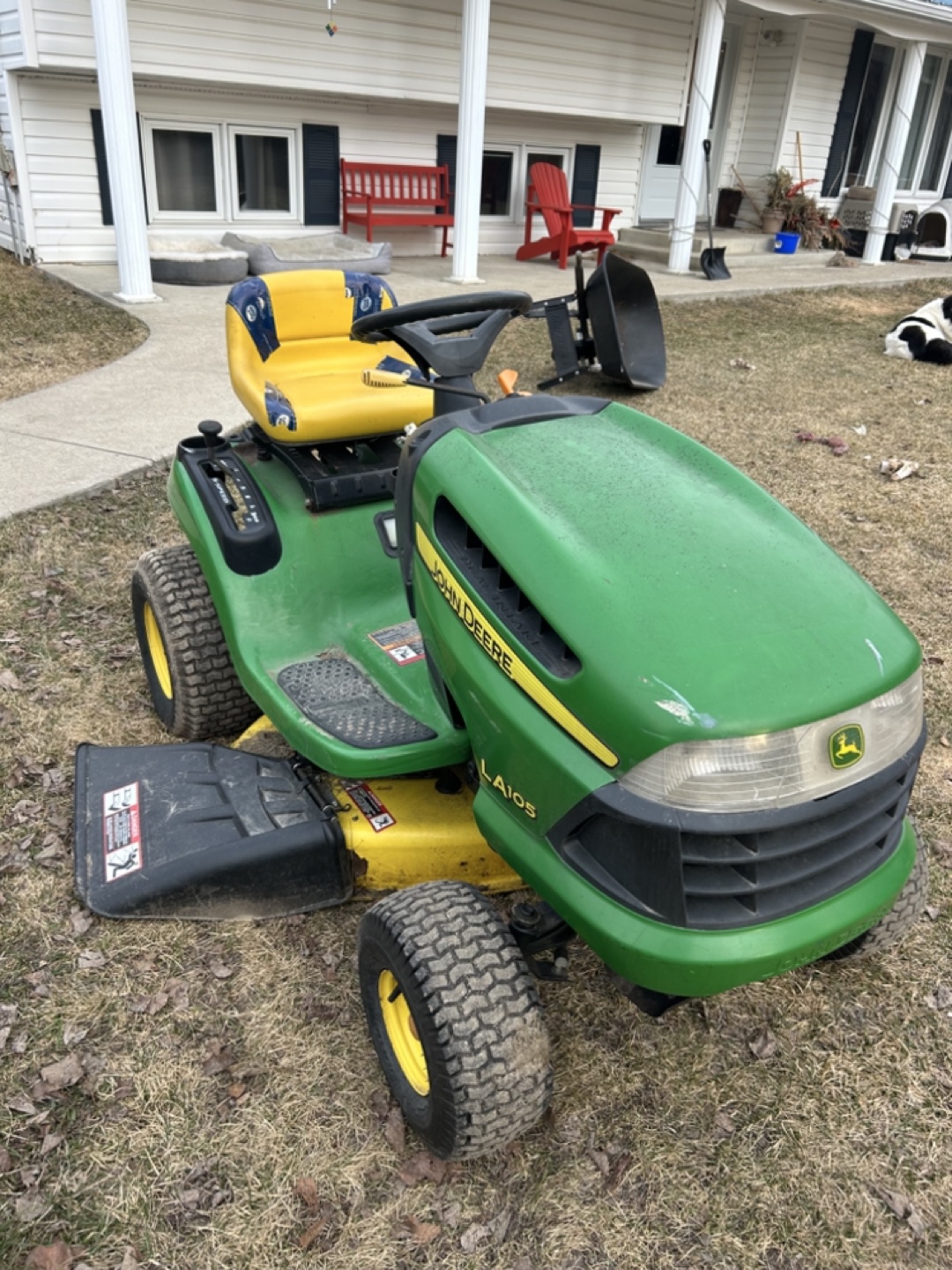 John Deere LA105 Riding Lawn Tractor