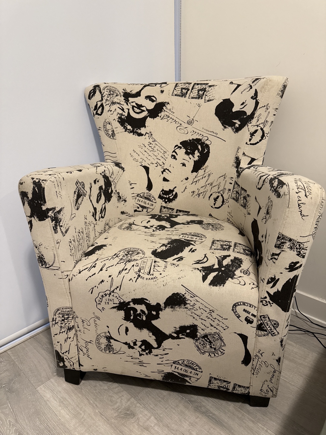 Stylish Accent Chair with Vintage Print