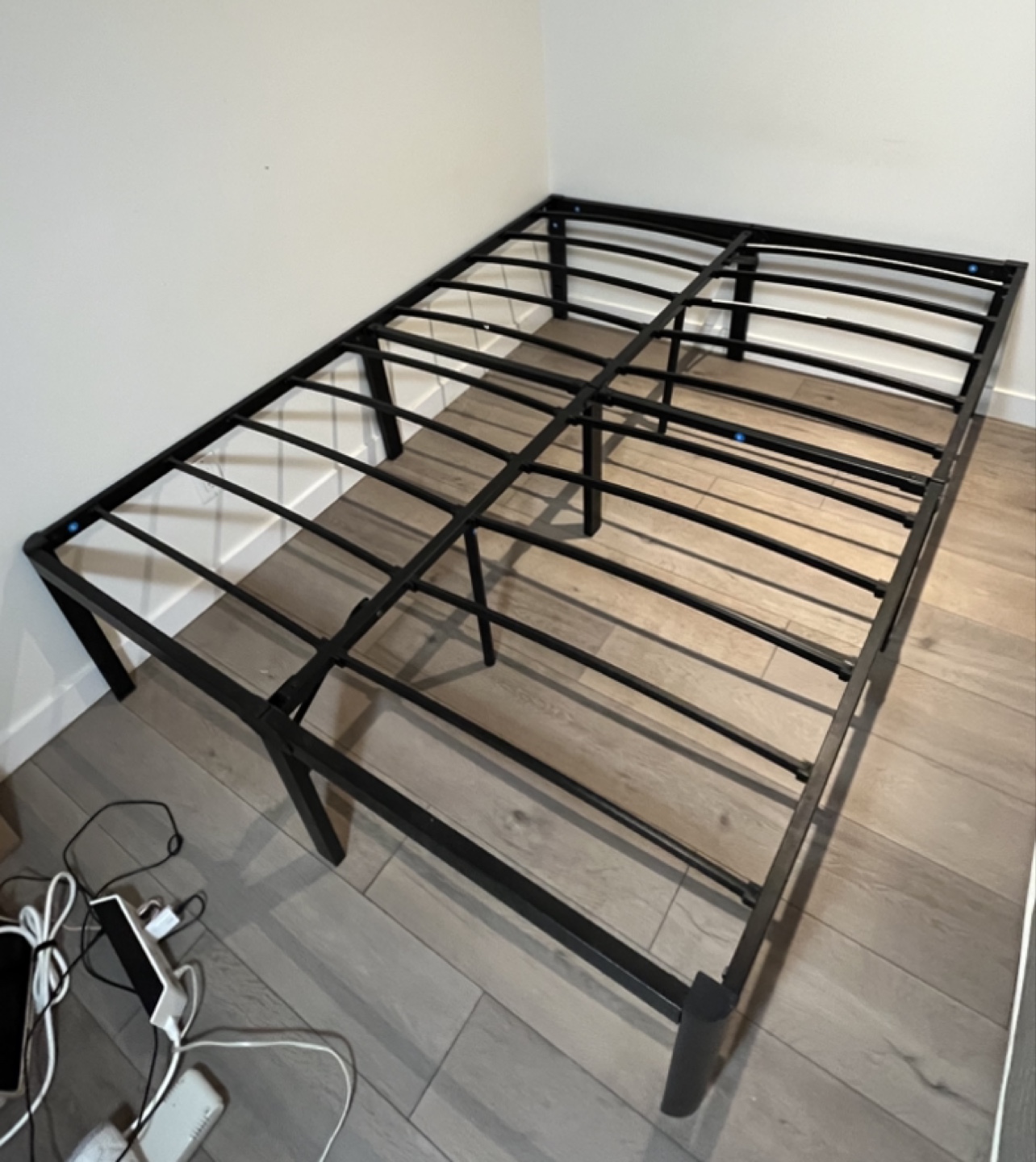 Queen Metal Bed Frame / 퀸사이즈 매트리스 프레임 - 상태 매우 좋음