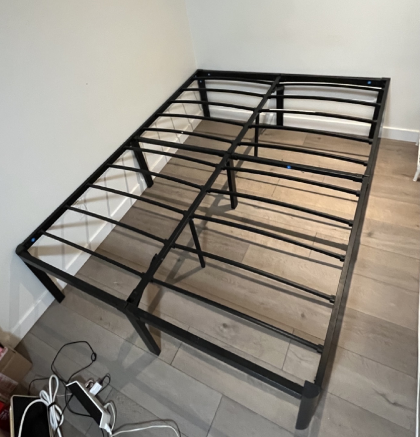 Queen Metal Bed Frame / 퀸사이즈 매트리스 프레임 - 상태 매우 좋음 - photo 2