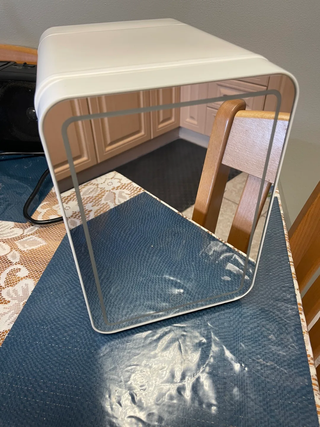 Mini Fridge with Illuminated Mirror image indicator(2)