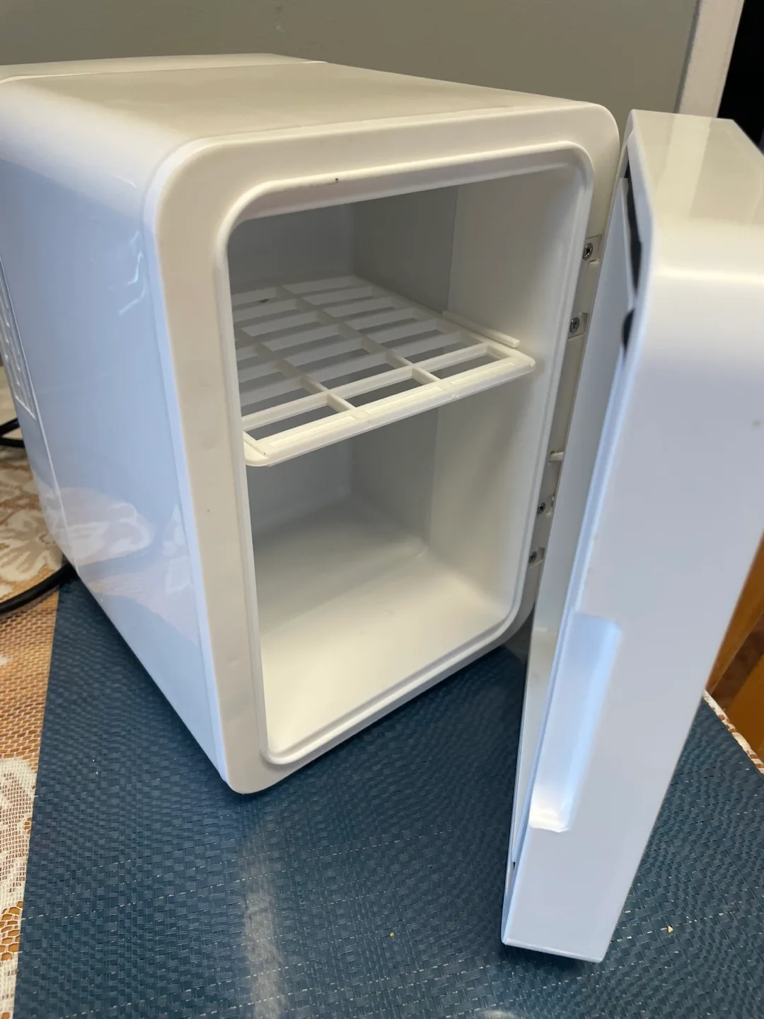 Mini Fridge with Illuminated Mirror image indicator(3)