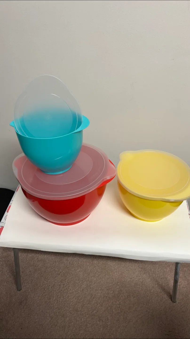 Set of 3 Mixing Bowls with Lids image indicator(2)