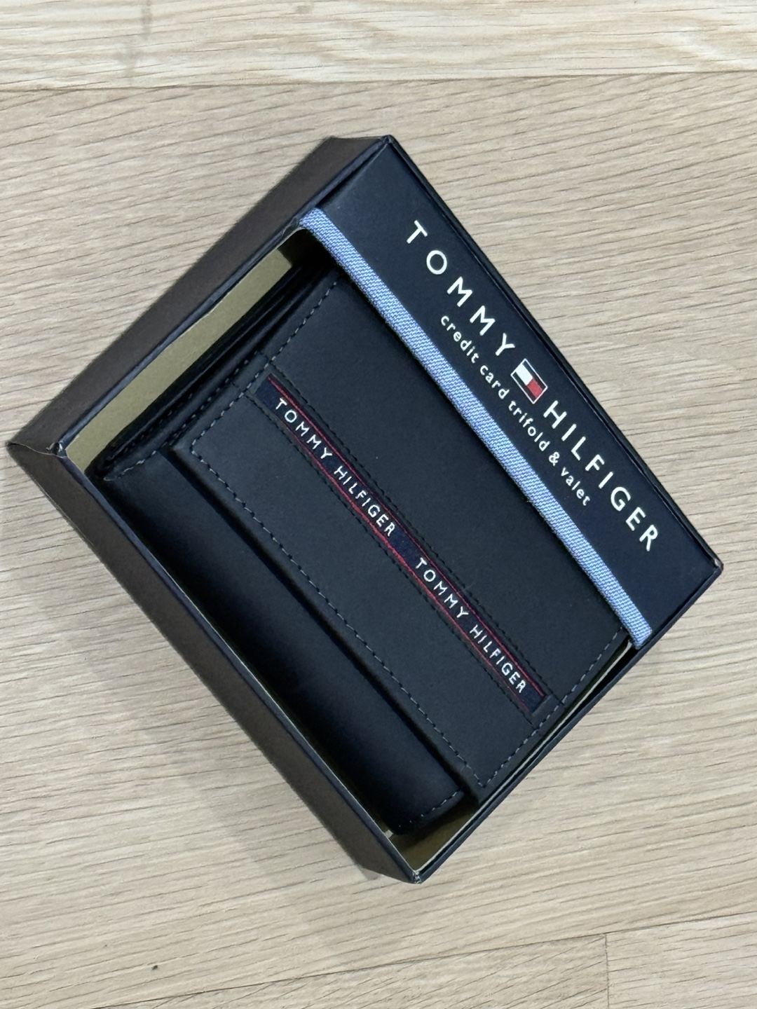 (Band New) Tommy Hilfiger Leather Wallet & Box Set