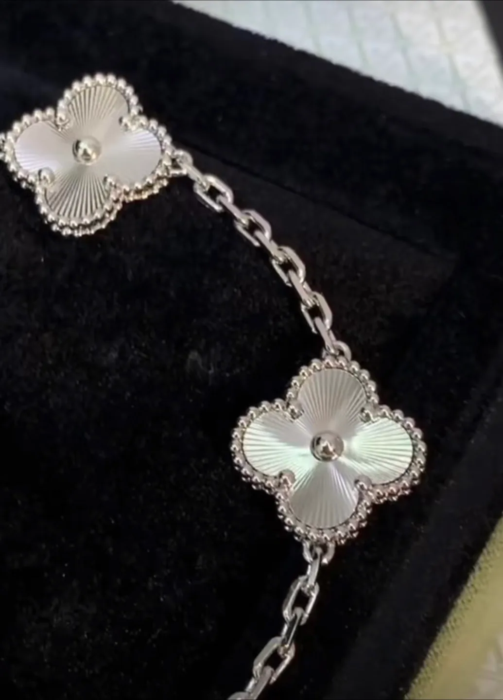 18K white gold and Silver clover bracelet image indicator(5)