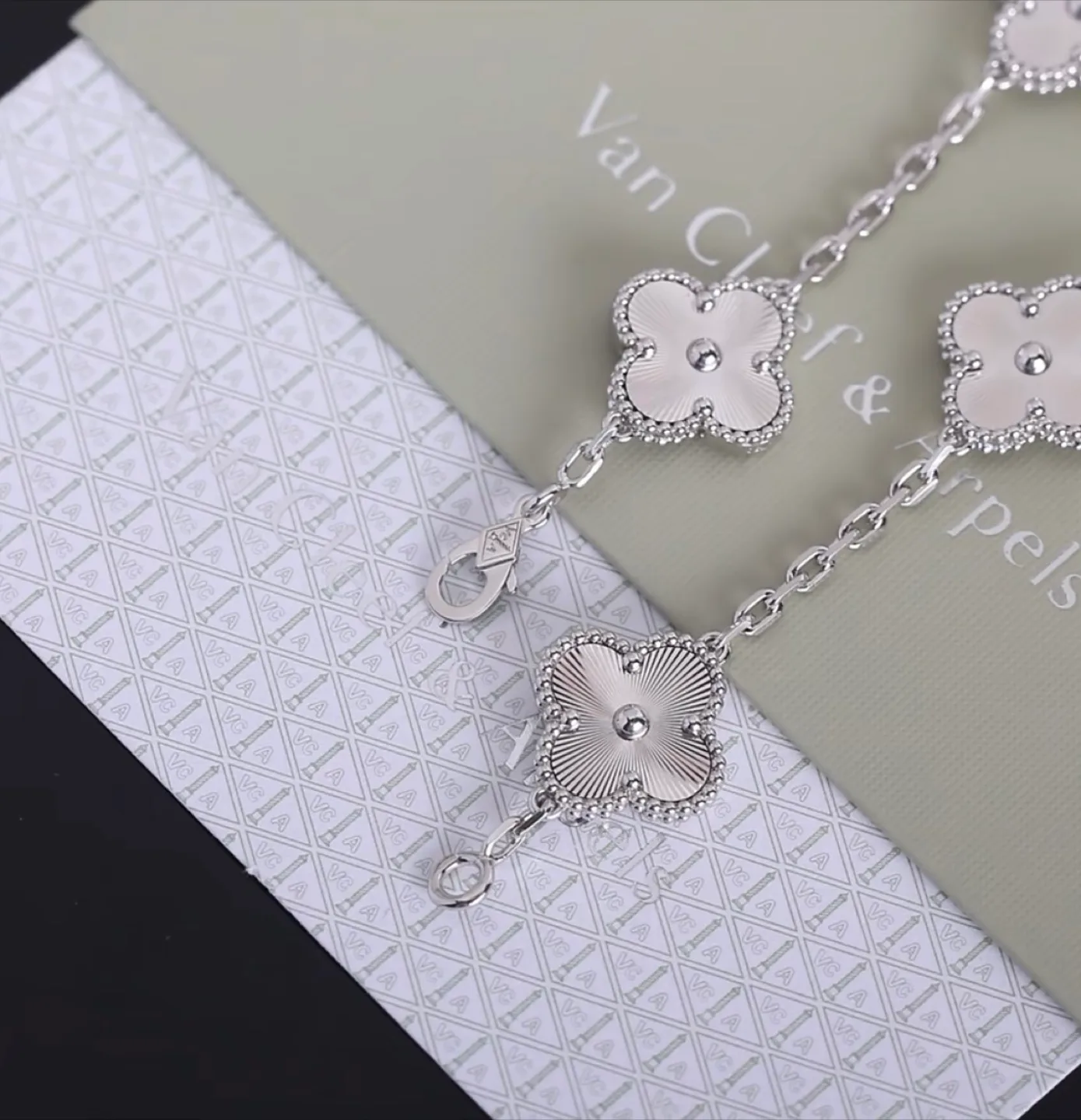 18K white gold and Silver clover bracelet image indicator(3)