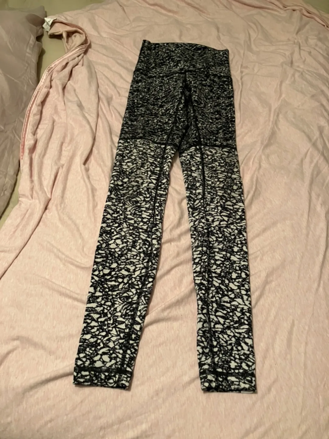 Lululemon Leggings Size 4 Black and White thumbnail