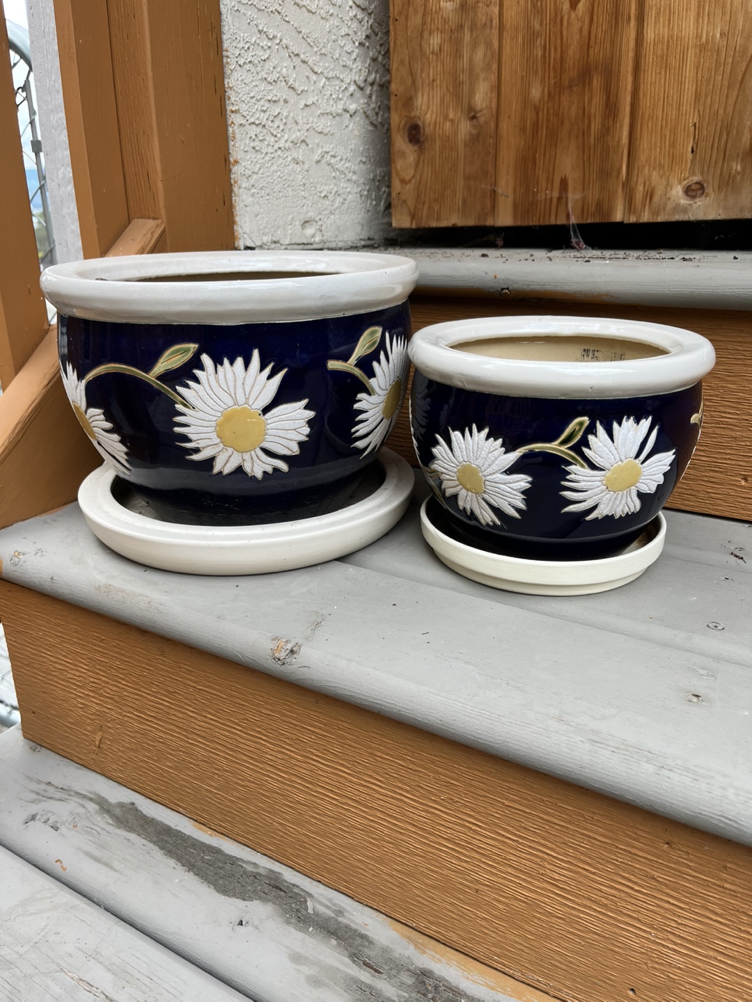 Pair of glazed plant pots with saucers