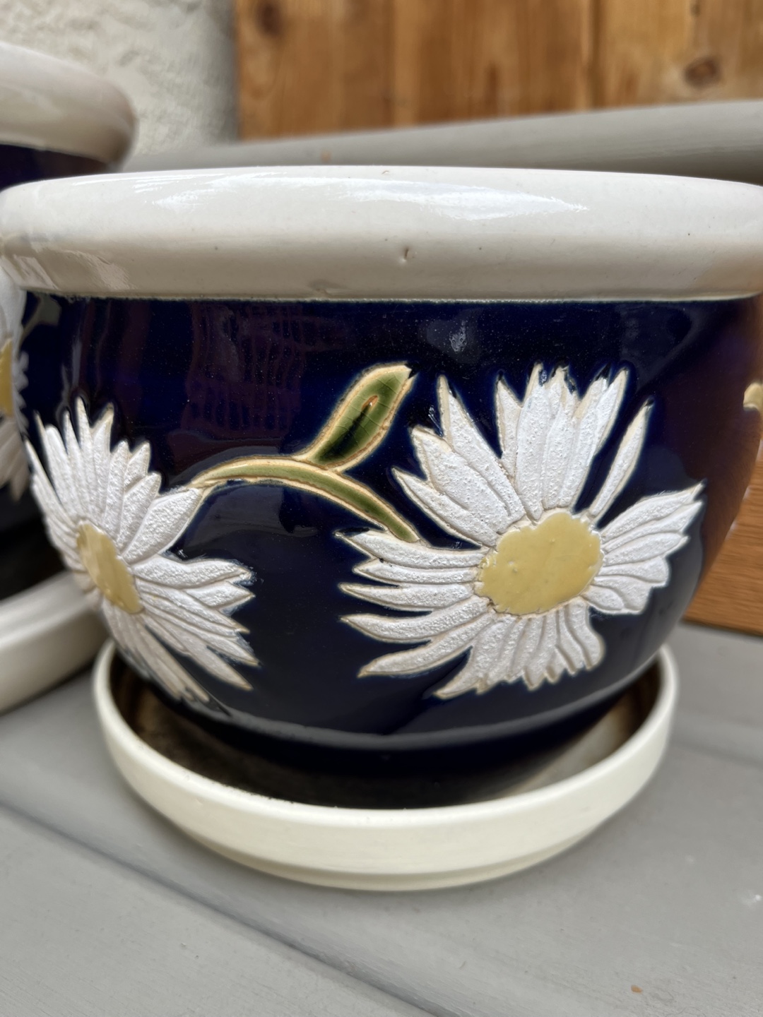 Pair of glazed plant pots with saucers - photo 2