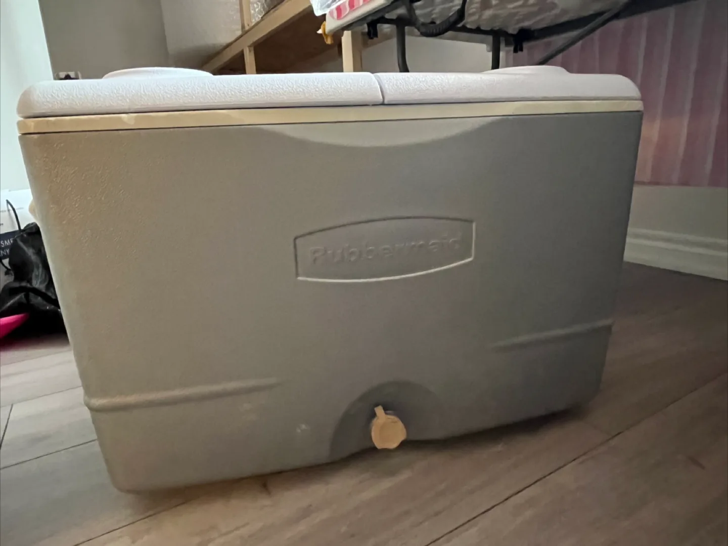 Rubbermaid Rolling Cooler thumbnail