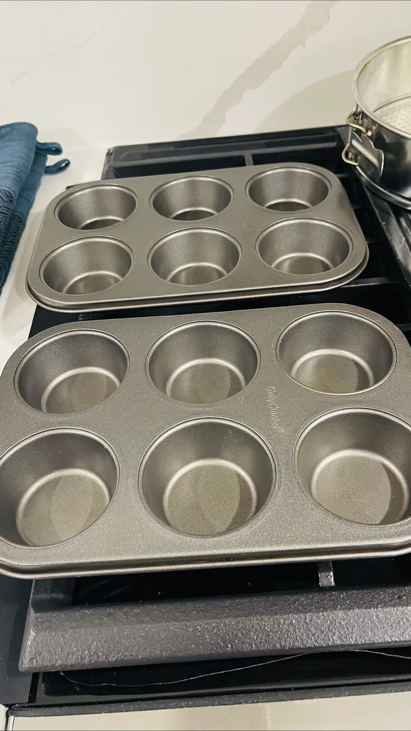 Two Betty Crocker 6-Cup Muffin Tins thumbnail