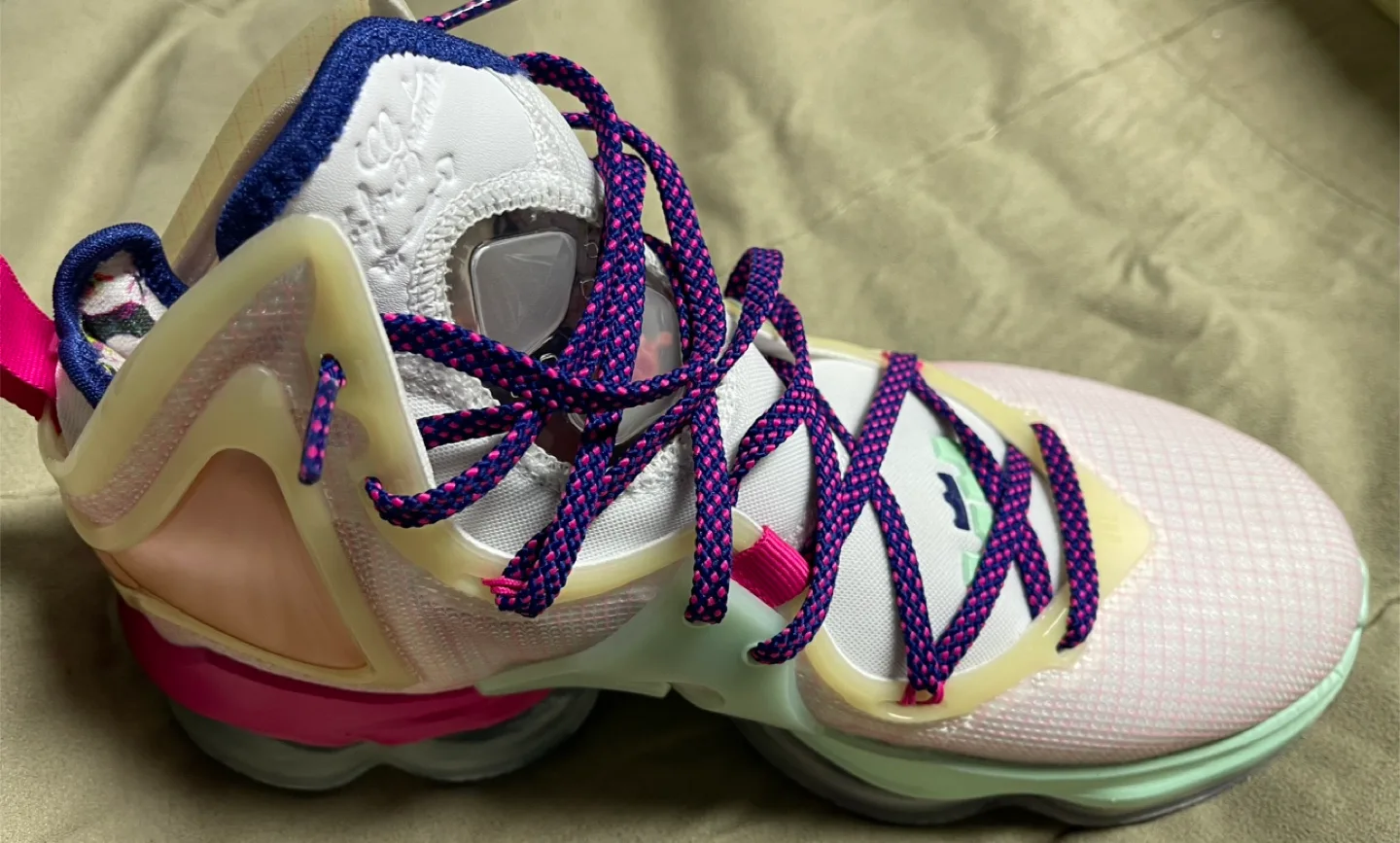 LeBron Witness 7 EP “Sisterhood” image indicator(3)