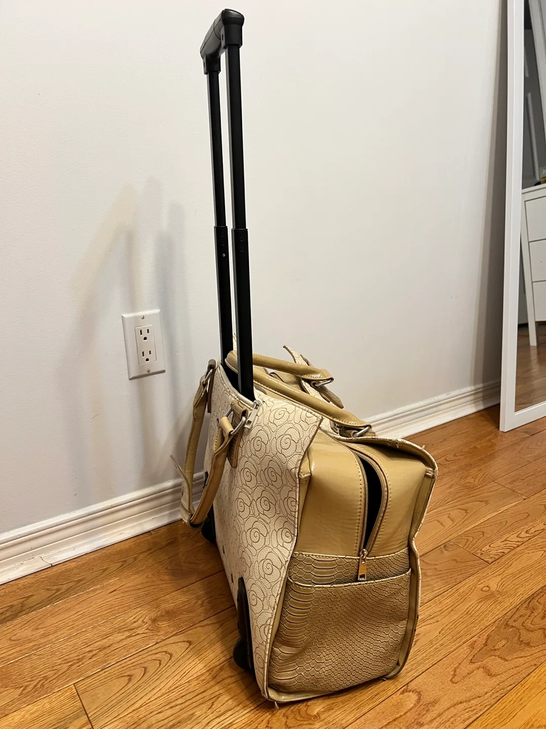 Rolling Travel Tote Bag - Beige Rose Pattern image indicator(2)