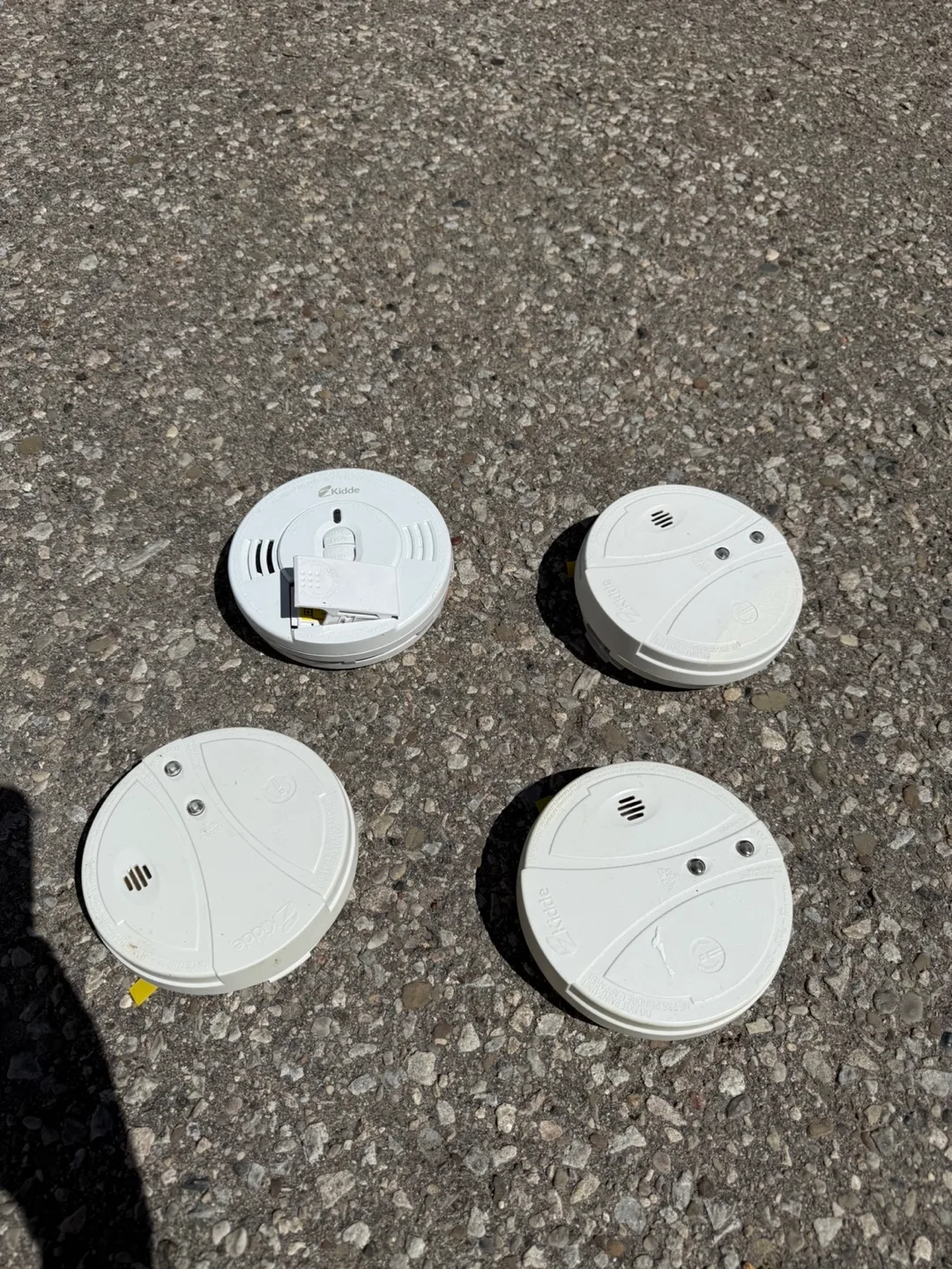 4 Used Kidde Smoke Detectors thumbnail
