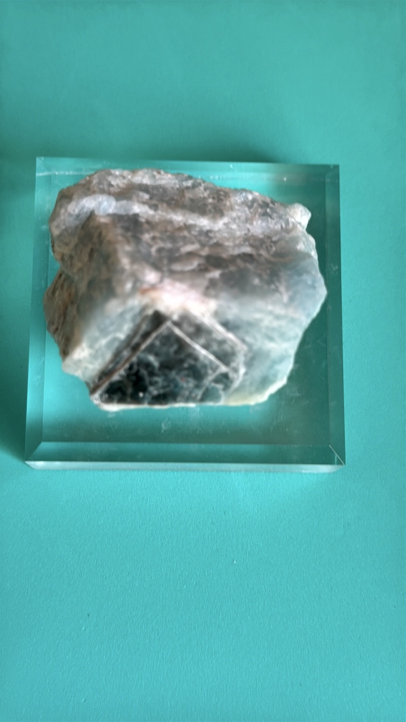 Etched blue aquamarine with mica naturally🧡 shaped as a pyramid.