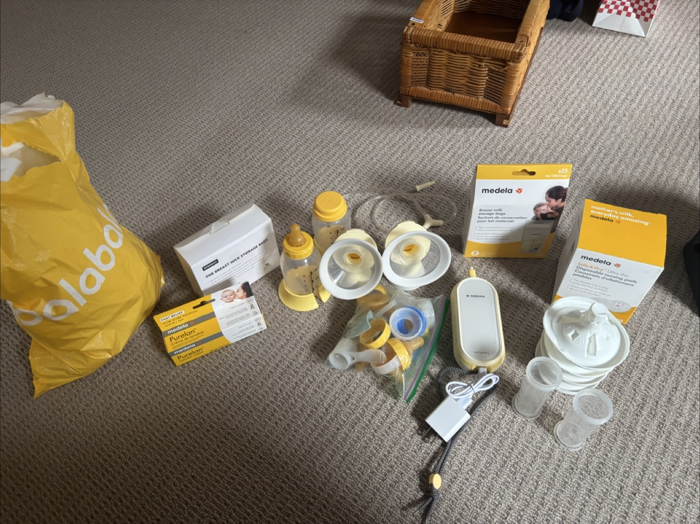Medela Freestyle Electric Breast Pump with ALL Accessories - photo 2