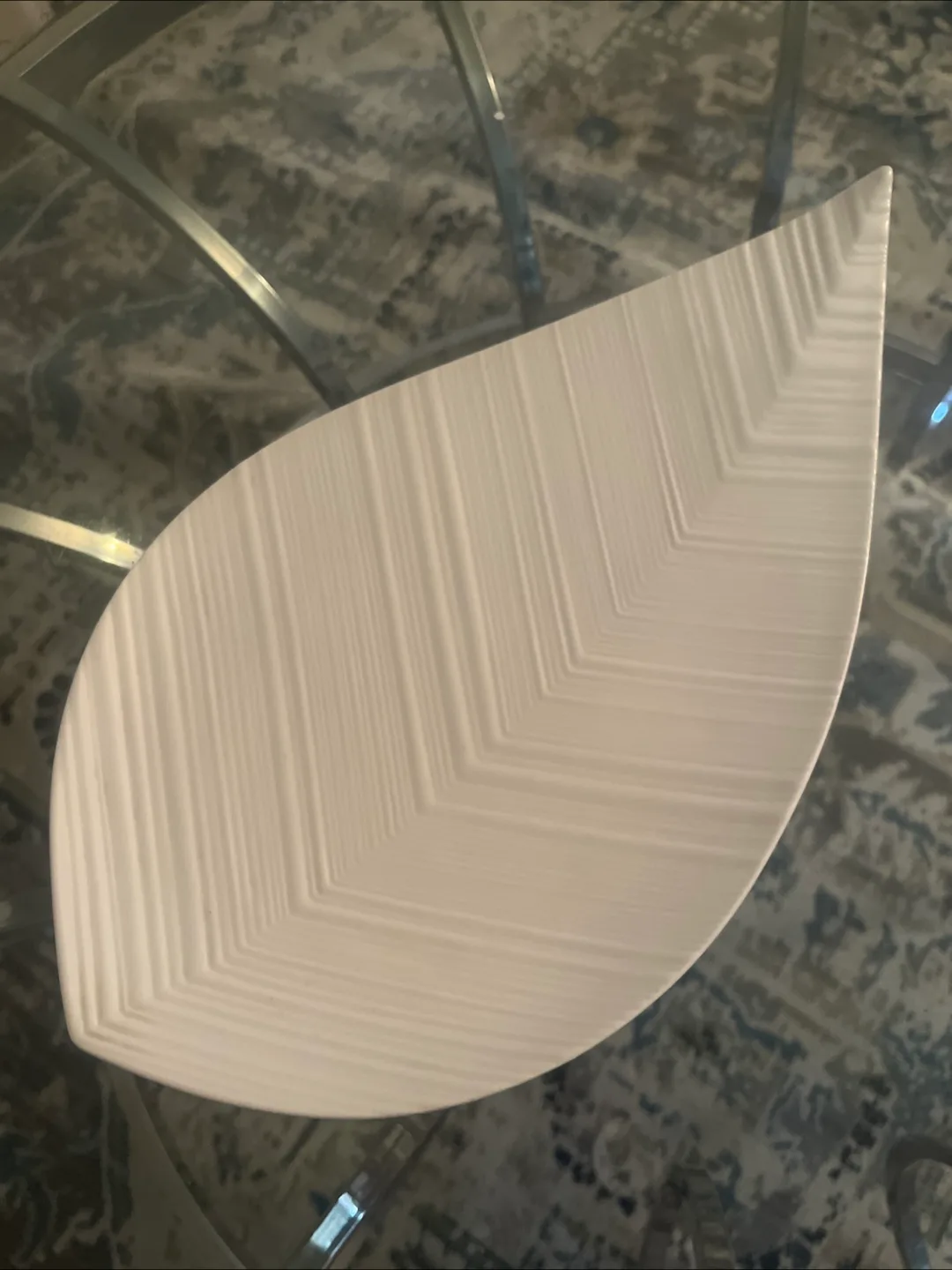 Beautiful white ceramic leaf-shaped serving platter image indicator(3)