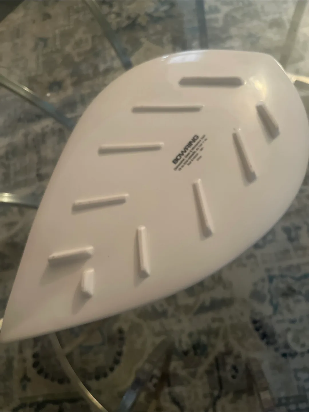 Beautiful white ceramic leaf-shaped serving platter image indicator(2)