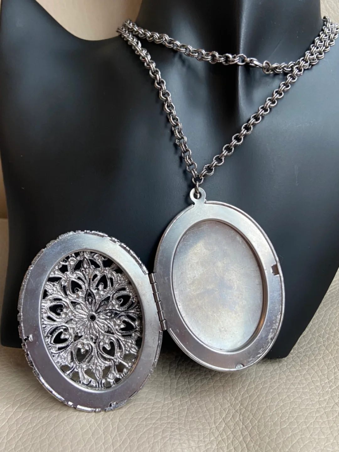 Gorgeous Silver Filigree Locket Necklace image indicator(4)