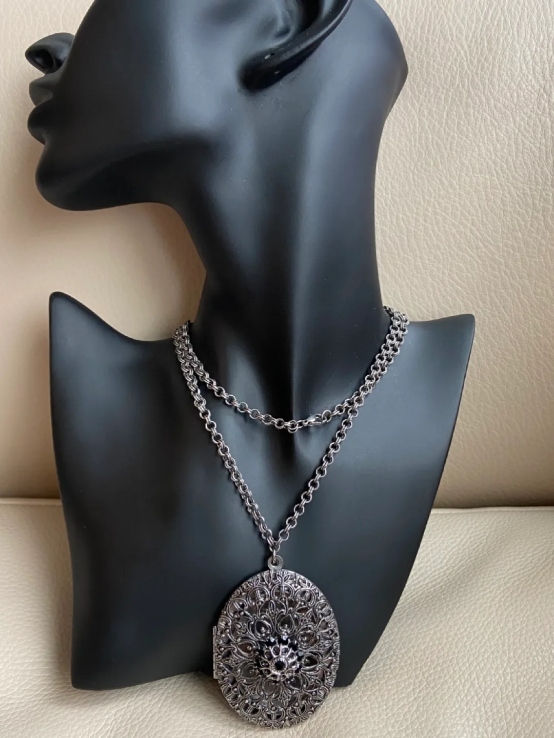 Gorgeous Silver Filigree Locket Necklace image indicator(2)